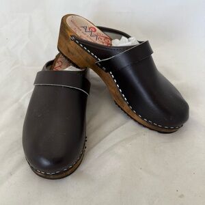 AM-Toffeln Clogs Size 9 Brown Leather Upper Wood Soles Swedish Style